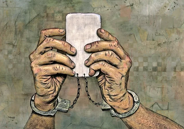 Gefesselte Hände halten ein Smartphone, während Handschellen die Handgelenke verbinden.