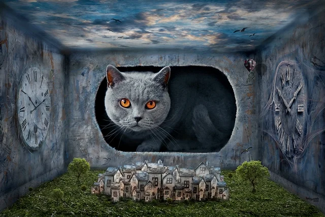 Große graue Katze wacht über eine Miniaturstadt in einem surrealen Raum mit Uhren und Wolkenhimmel.