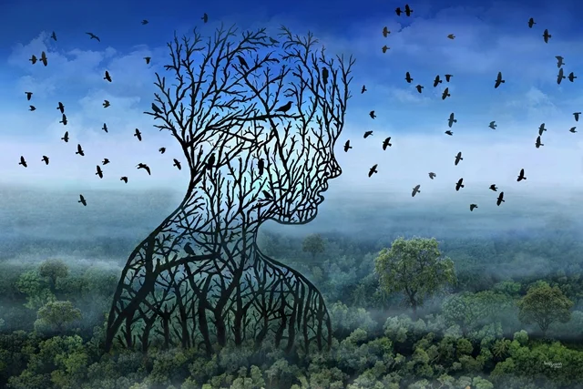 Menschliche Silhouette aus Baumästen über einem Wald, umgeben von fliegenden Vögeln am blauen Himmel.