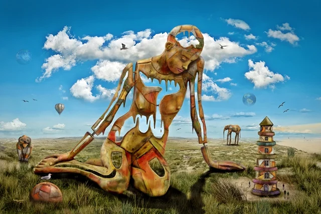 Surreale Frauenfigur in einer Wüstenlandschaft mit fantasievollen Gebäuden, Ballon und ungewöhnlichen Wesen.