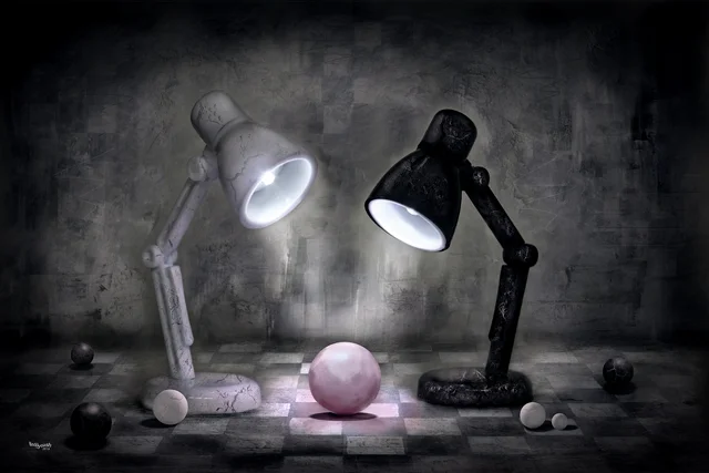 Zwei Schreibtischlampen beleuchten gemeinsam eine leuchtende Kugel in einer dunklen, surrealen Szene.