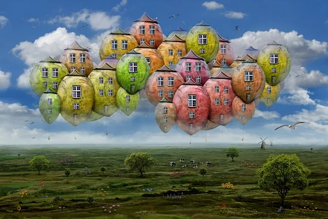 Fantasievolle Häuser auf schwebenden Ballons ziehen über eine weite Landschaft unter blauem Himmel.