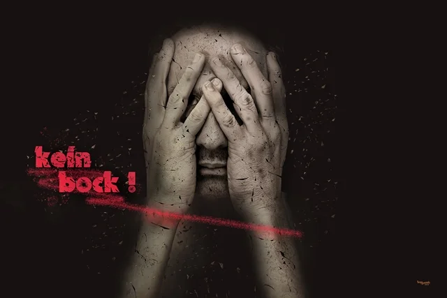 Der Künstler teddynash hält verzweifelt die Hände vor das Gesicht, daneben der Schriftzug 'kein Bock!' auf dunklem Hintergrund