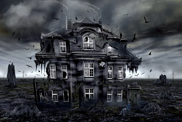 Beschädigtes Herrenhaus in einer verlassenen Landschaft unter einem bedrohlichen Himmel.