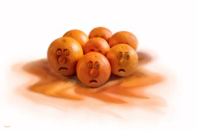 Kunstwerk „Angst“ von teddynash aus dem Jahr 2011. Mehrere Orangen mit menschlichen Gesichtern stehen dicht beieinander und blicken erschrocken nach vorne.