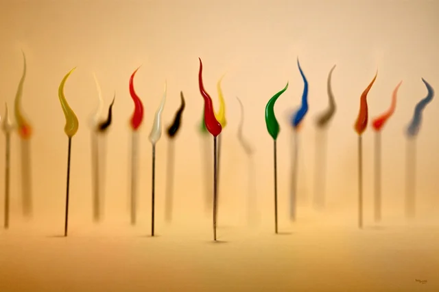 Surreale digitale Komposition aus farbigen Stecknadeln, die wie Bäume in einer traumhaften Landschaft wirken. Kunstwerk „Nadelwald 1“ von teddynash, April 2011.
