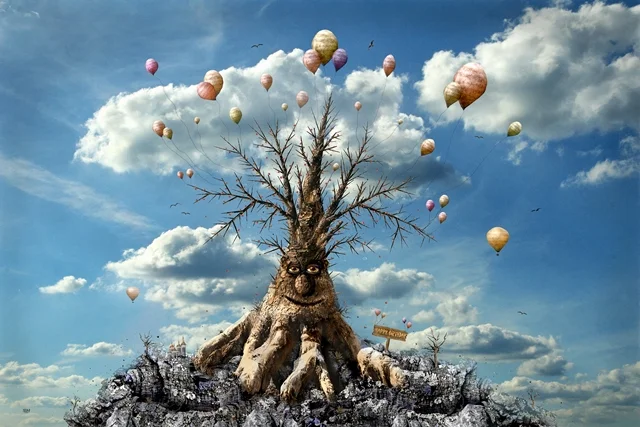 Kunstwerk „750 years old“ von teddynash aus dem Jahr 2010. Ein uralter Baum mit menschlichen Gesichtszügen steht auf einer Anhöhe, umgeben von schwebenden Ballons und einer weiten Himmelslandschaft.