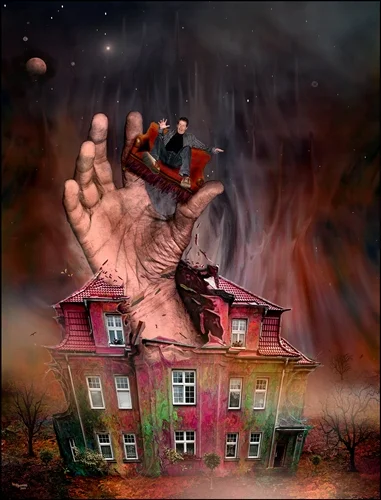 Fantasievolle digitale Szene mit einem Haus, aus dem eine gigantische Hand emporragt. Auf der Hand sitzt eine Person auf einem Sofa vor einer traumähnlichen Kulisse.