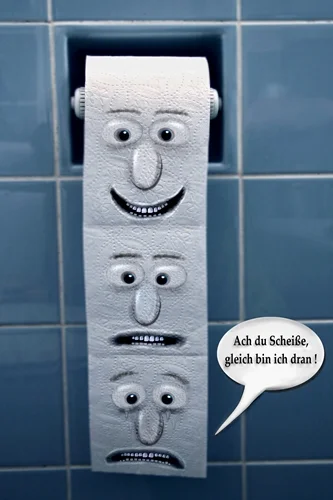 Humorvolle digitale Kunst mit einer vermenschlichten Toilettenpapierrolle und drei Gesichtsausdrücken vor einem gefliesten Hintergrund.