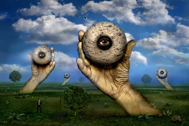 Kunstwerk 'Die Beobachtung' von teddynash aus dem Jahr 2010. Riesige Hände halten kugelförmige Augen über einer surrealen Landschaft.