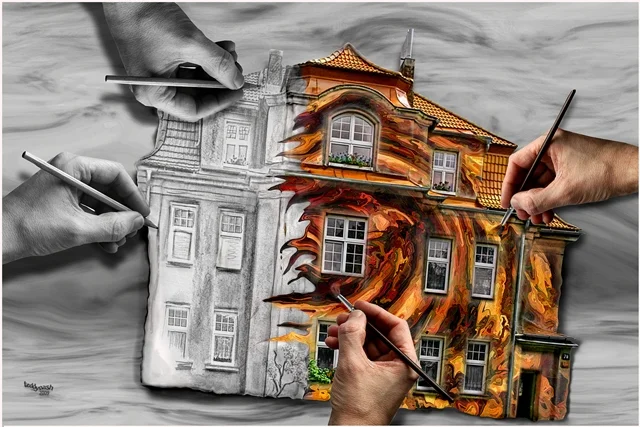 Surreales Kunstbild eines Hauses, das von mehreren Händen gleichzeitig gezeichnet und bemalt wird. Die linke Seite erscheint als Bleistiftskizze, während die rechte Seite in leuchtenden Farben und organischen Formen gestaltet ist.