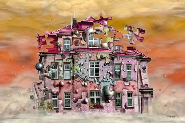 Surreales Haus aus schwebenden Puzzleteilen vor einem warmen orangefarbenen Himmel. Das Gebäude scheint sich gleichzeitig aufzulösen und neu zusammenzusetzen.