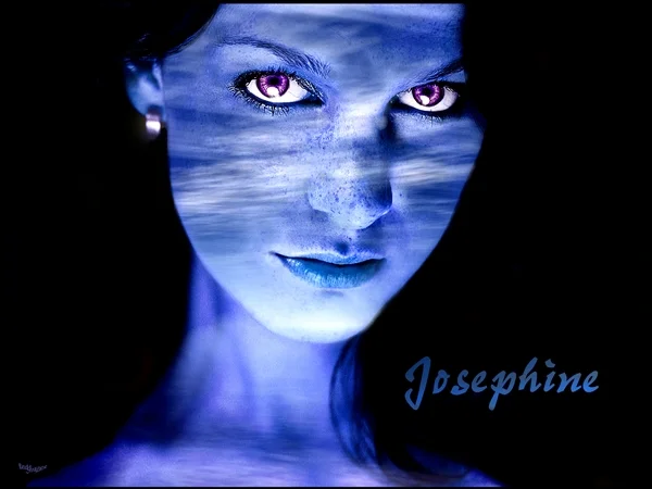Porträt einer blau eingefärbten Frau mit leuchtenden violetten Augen. Licht- und Wasserstrukturen verleihen dem Bild eine geheimnisvolle und futuristische Atmosphäre.