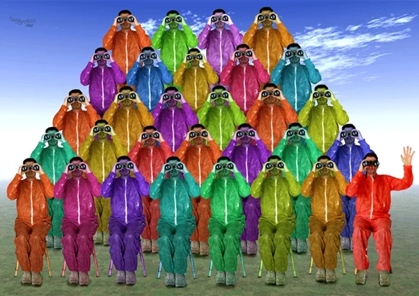 Eine Gruppe bunt gekleideter Personen sitzt in einer pyramidenförmigen Anordnung und blickt durch Ferngläser. Eine einzelne Person am Rand hebt die Hand und lockert die symmetrische Szene auf.
