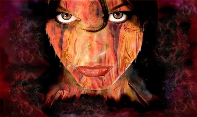 Porträt einer Frau mit intensiven Augen vor einem dunklen Hintergrund. Farbige Strukturen überziehen das Gesicht und erzeugen eine ausdrucksstarke surreale Wirkung.