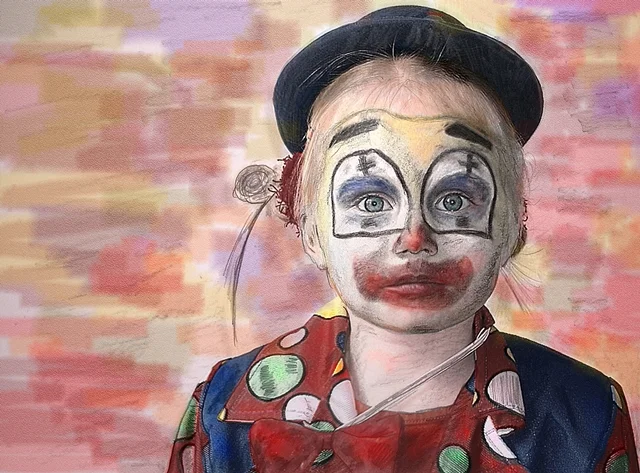 Ein als Clown geschminktes Kind blickt direkt in die Kamera. Die malerische Bearbeitung und die bunten Farben verleihen dem Porträt eine freundliche und verspielte Ausstrahlung.