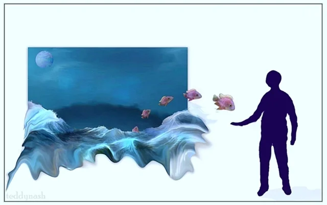 Eine Person betrachtet ein surreal wirkendes Meeresbild, aus dem Wellen und Fische über den Bilderrahmen hinaus in den Raum fließen. Die Szene verbindet Kunstwerk und Wirklichkeit.