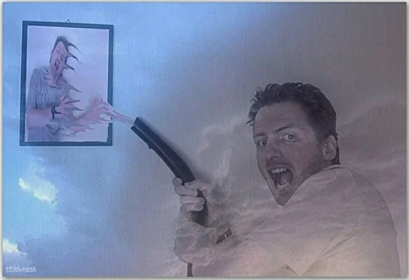 Ein Mann hält einen Schlauch auf ein Bild gerichtet, aus dem eine Person scheinbar herausragt. Die humorvolle und surreale Szene spielt mit den Grenzen zwischen Kunstwerk und Wirklichkeit.